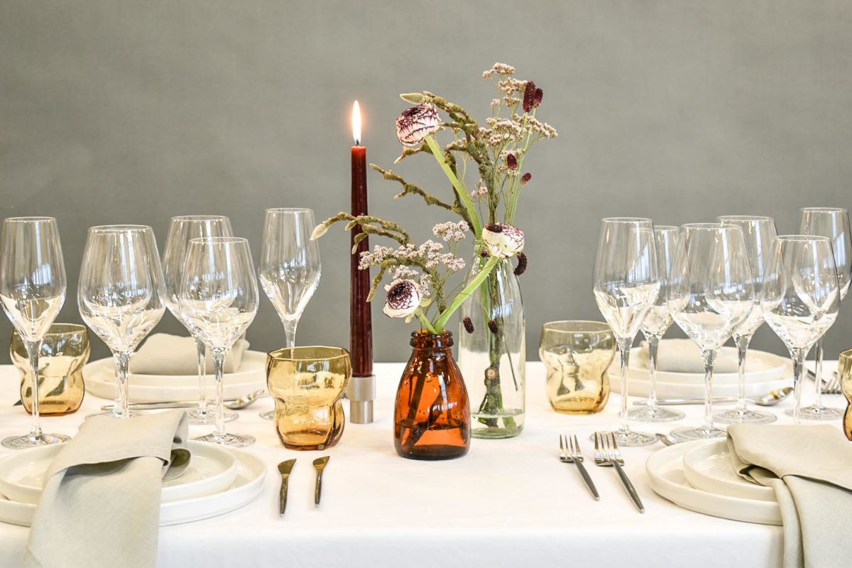 limfjord amber vandglas med Stölzle vinglas og brune flasker til blomster