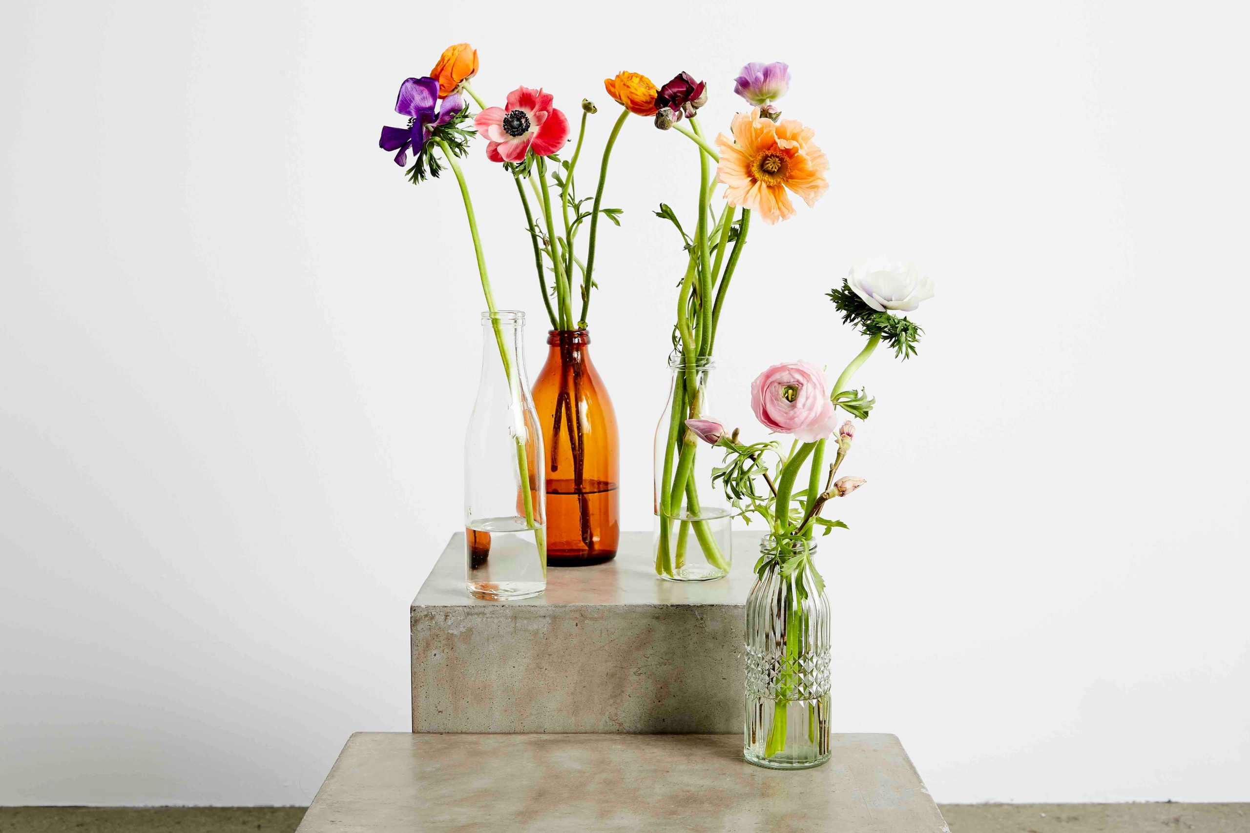Glasflasker med blomster