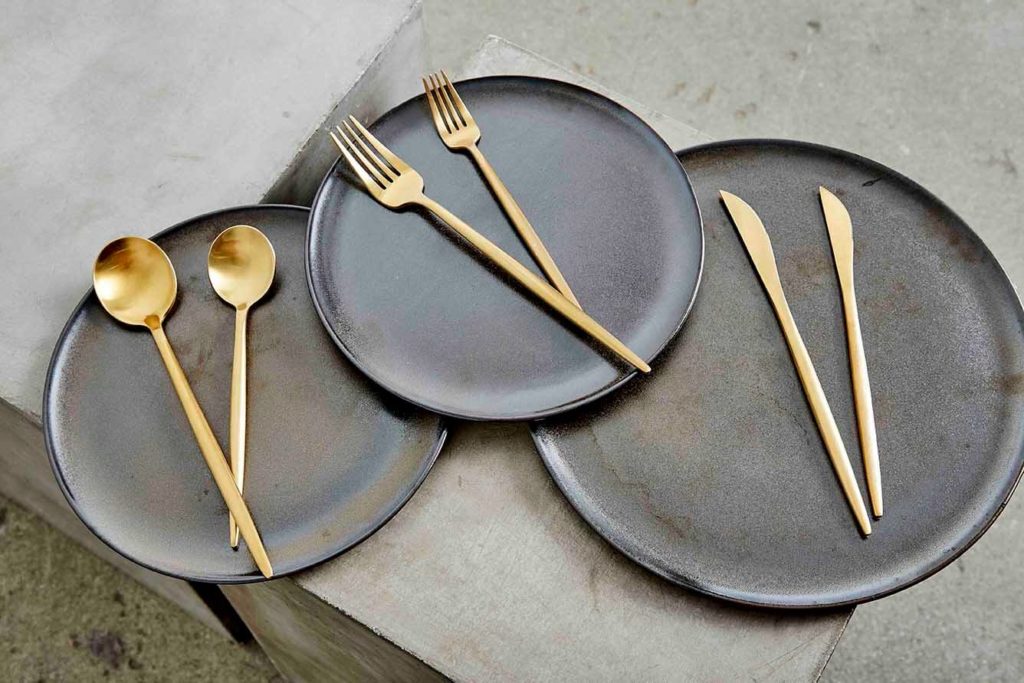 Guldbestik og tallerkner fra RAW Metallic Brown