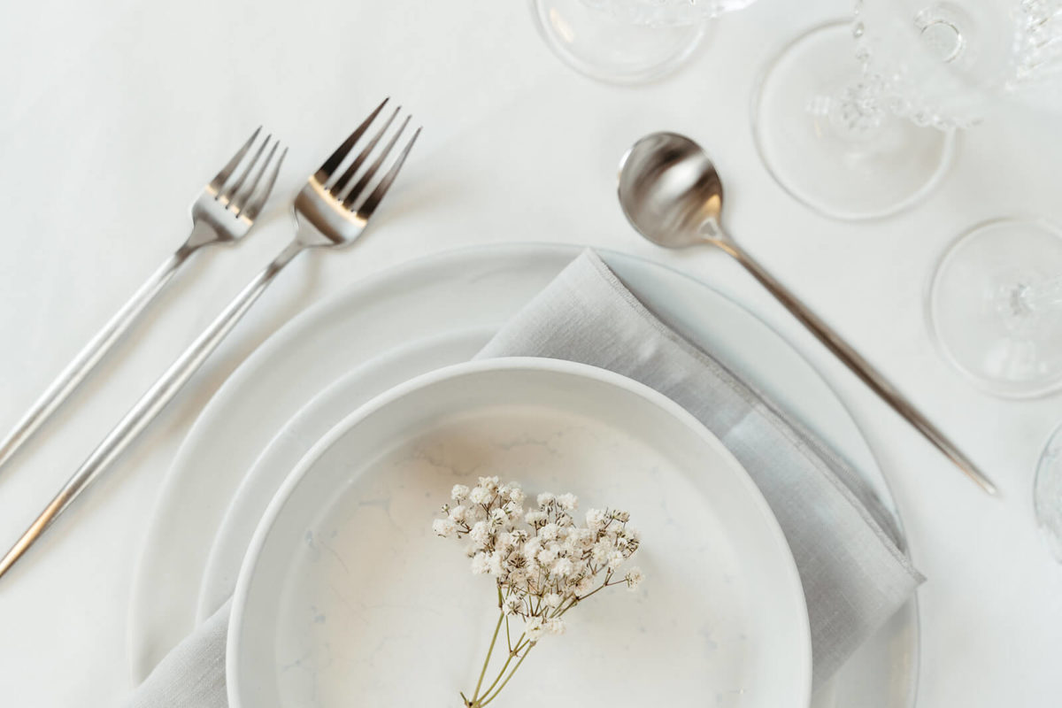 Raw artic white med sølv bestik og grå hørserviet til bryllupsbord