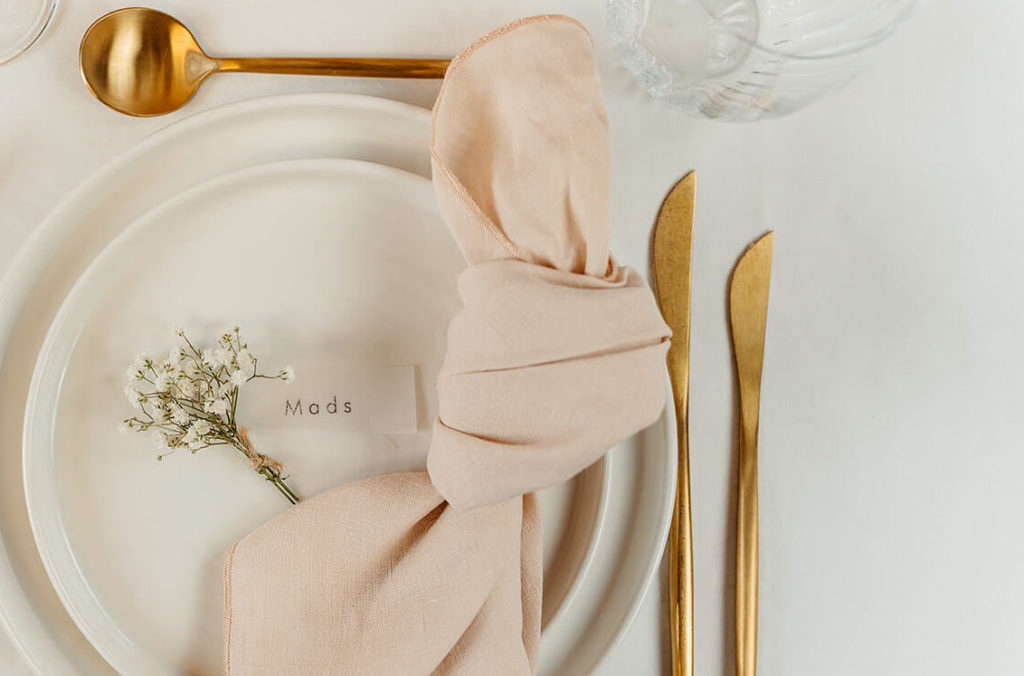 rosa hørserviet på en borddækning til bryllup