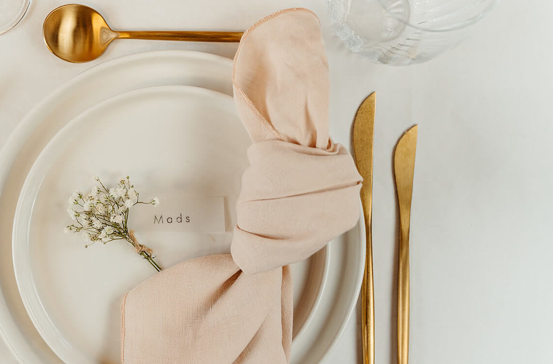 rosa hørserviet på en borddækning til bryllup
