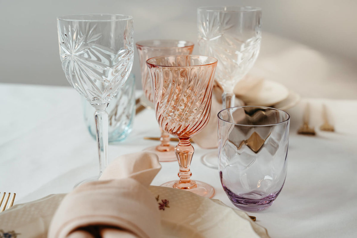 farvede vand og vinglas til bryllupper og konfirmation