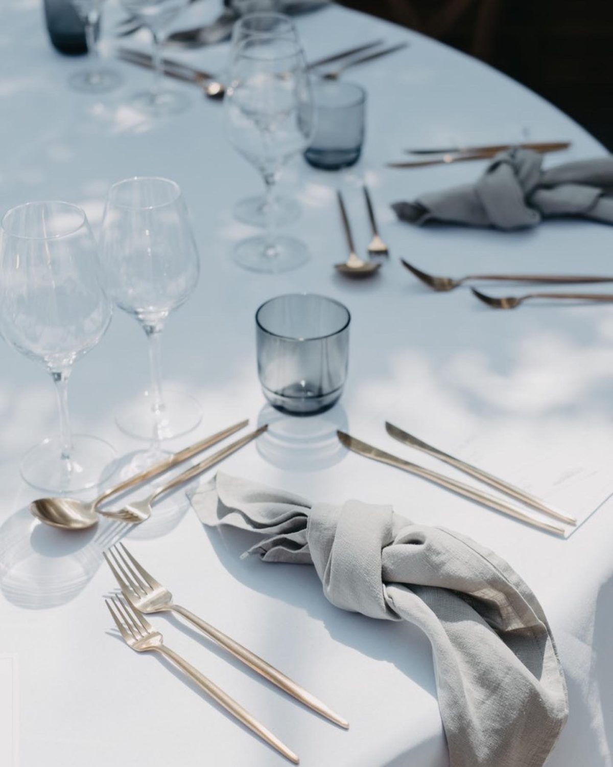 borddækning bryllup med grå serviet