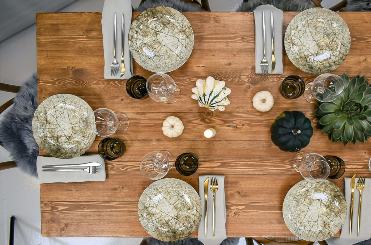 Rustik borddækning på plankebord med forrest skål og græskar