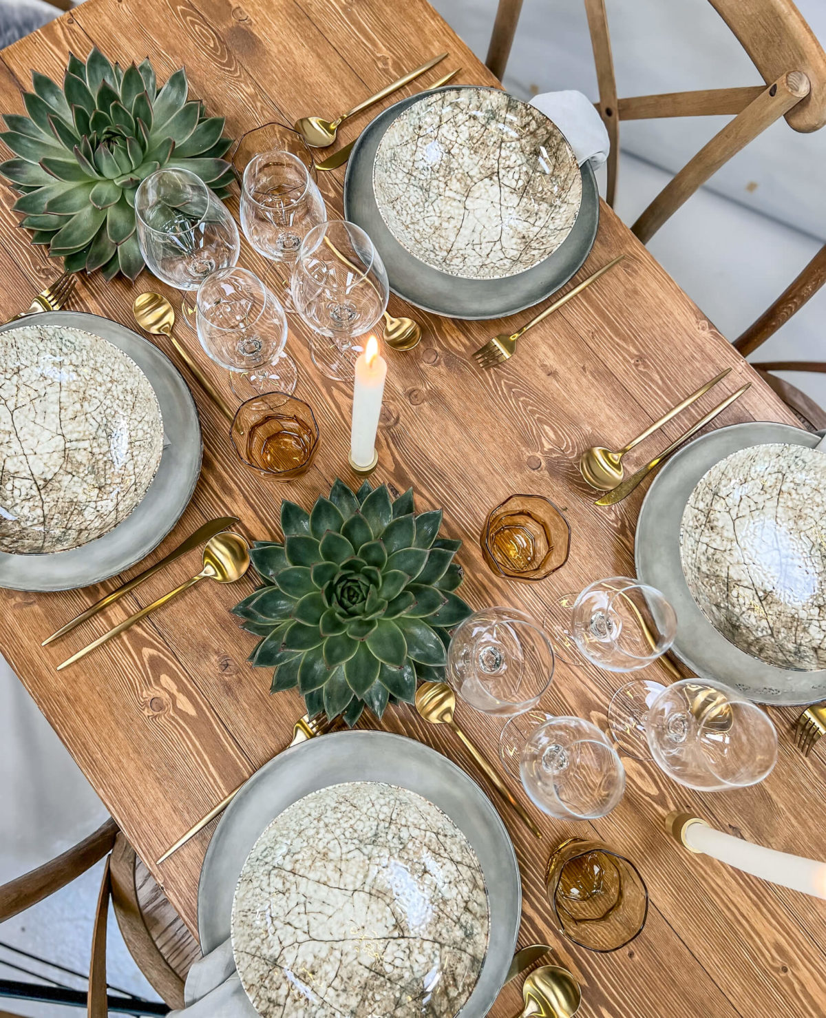 borddækning på plankeborde med amber limfjord vinglas og forrest skål