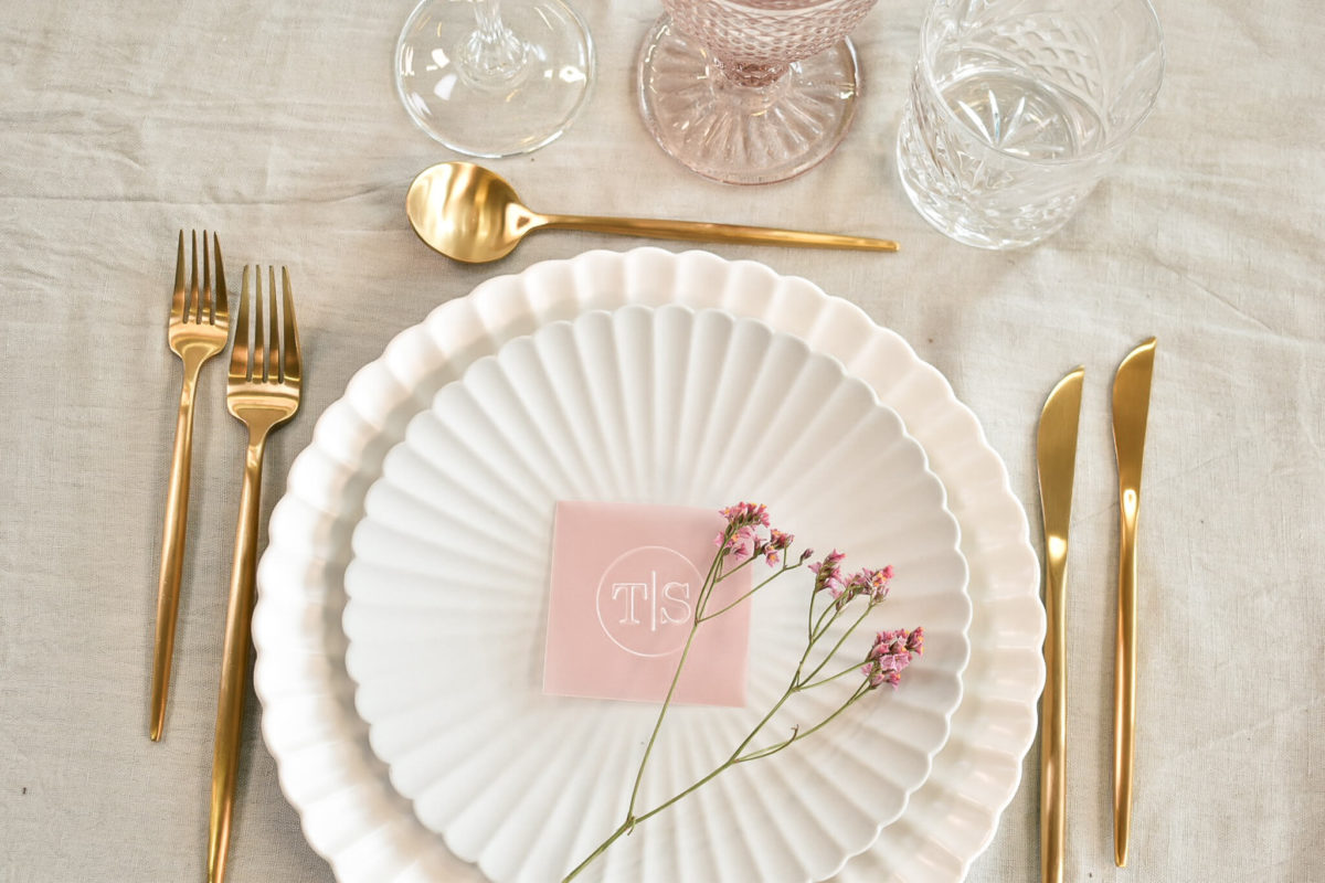 Lotus stel til borddækning inspiration med rosa farver