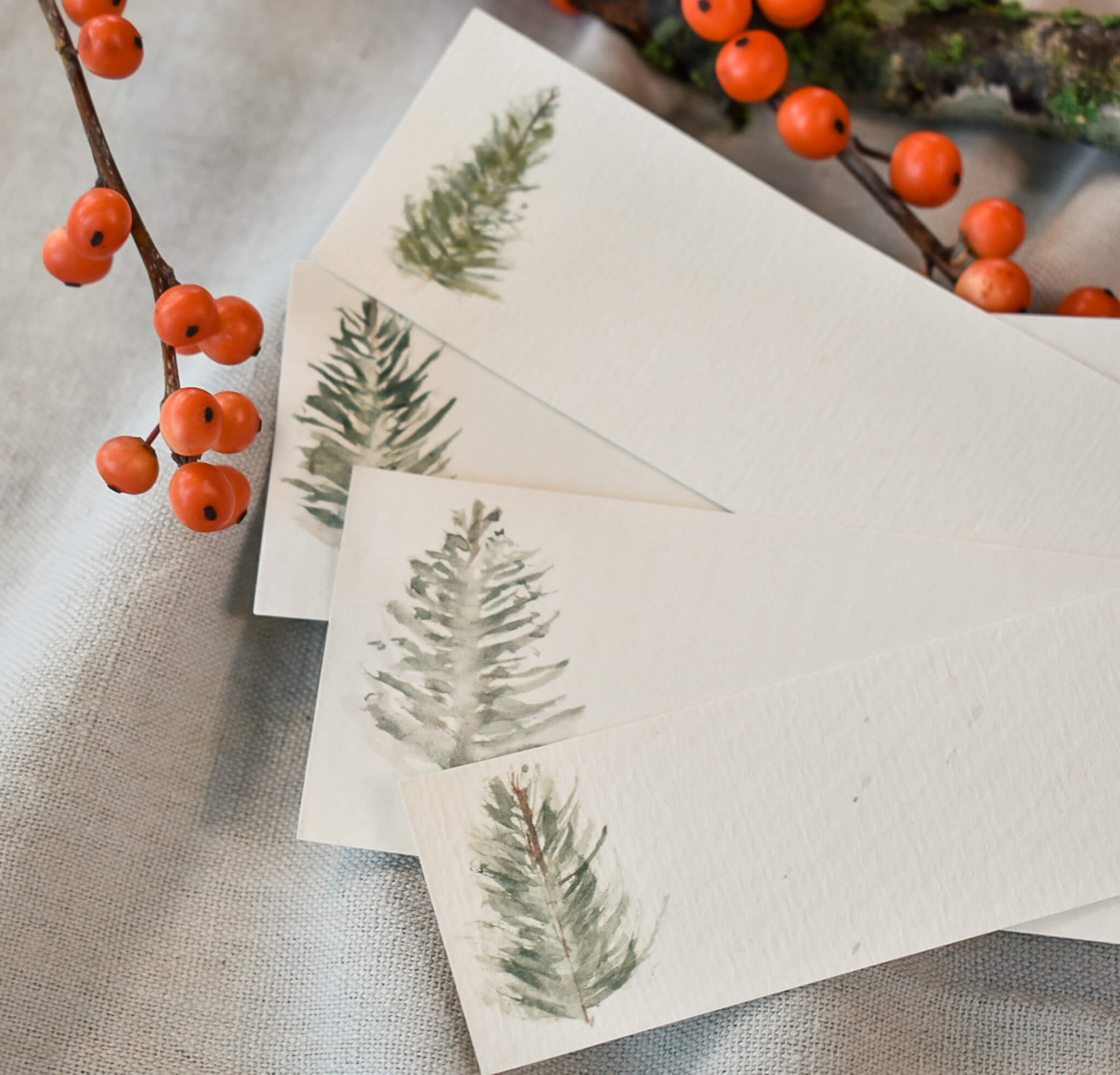 Hjemmelavet bordkort til jul med juletræer i akvarel