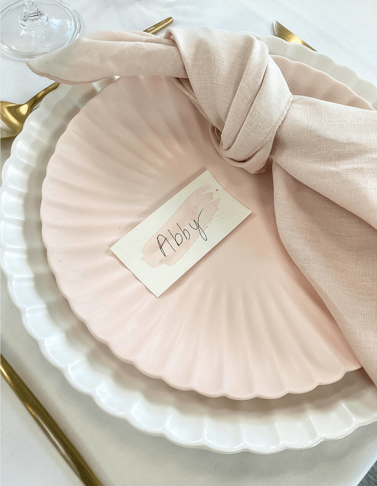 Lotus stel borddækning konfirmation med rosa tallerken i keramik