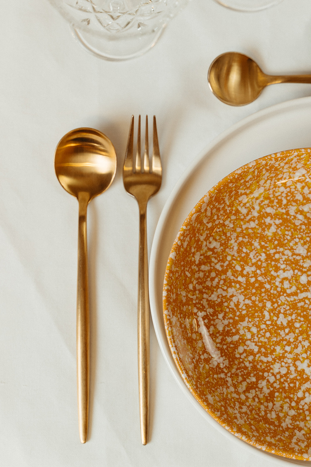 borddækning i gyldne farver med guldbestik