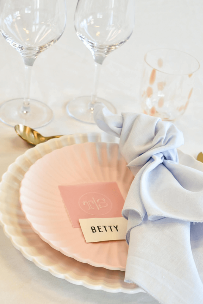 Pastelfarvet borddækning til inspiration komfirmationsbordet lyseblå hørserviet, rosa tallerken