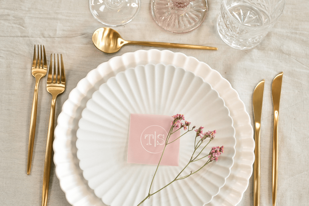 borddækning med lotus stel grå rosa og creme med guldbestik