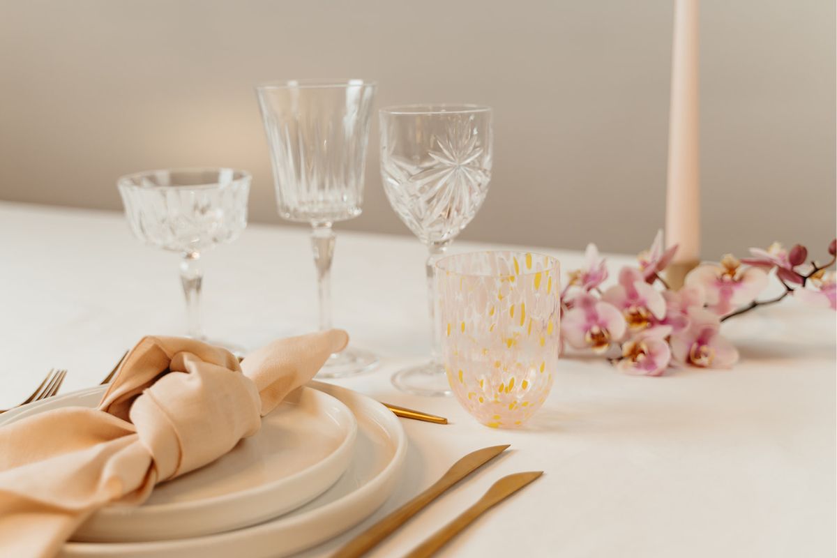Mini confetto vandglas på rosa borddækning