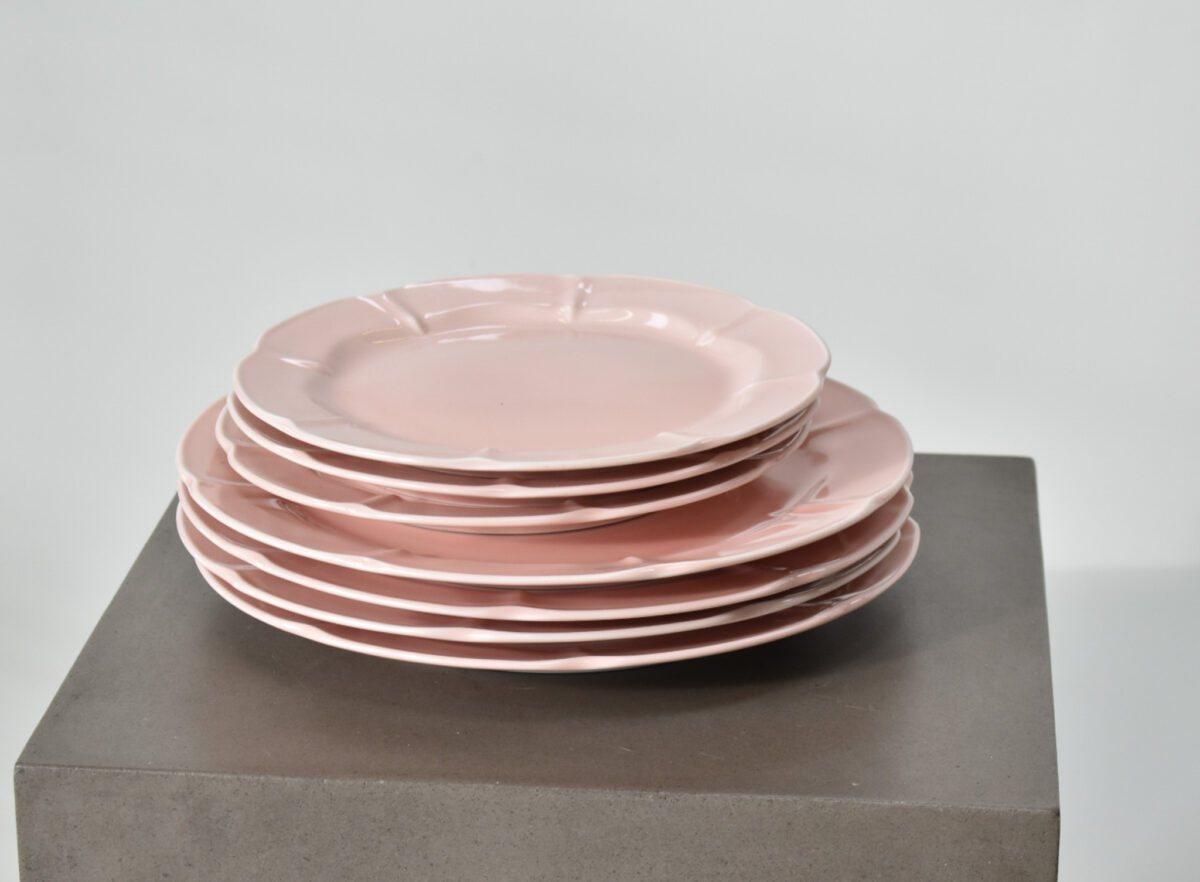 Rosa tallerkener med detaljer på kanten solvej stel