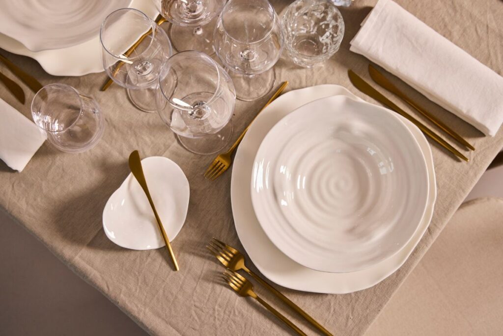 bryllupsbord med asli stel i organiske former