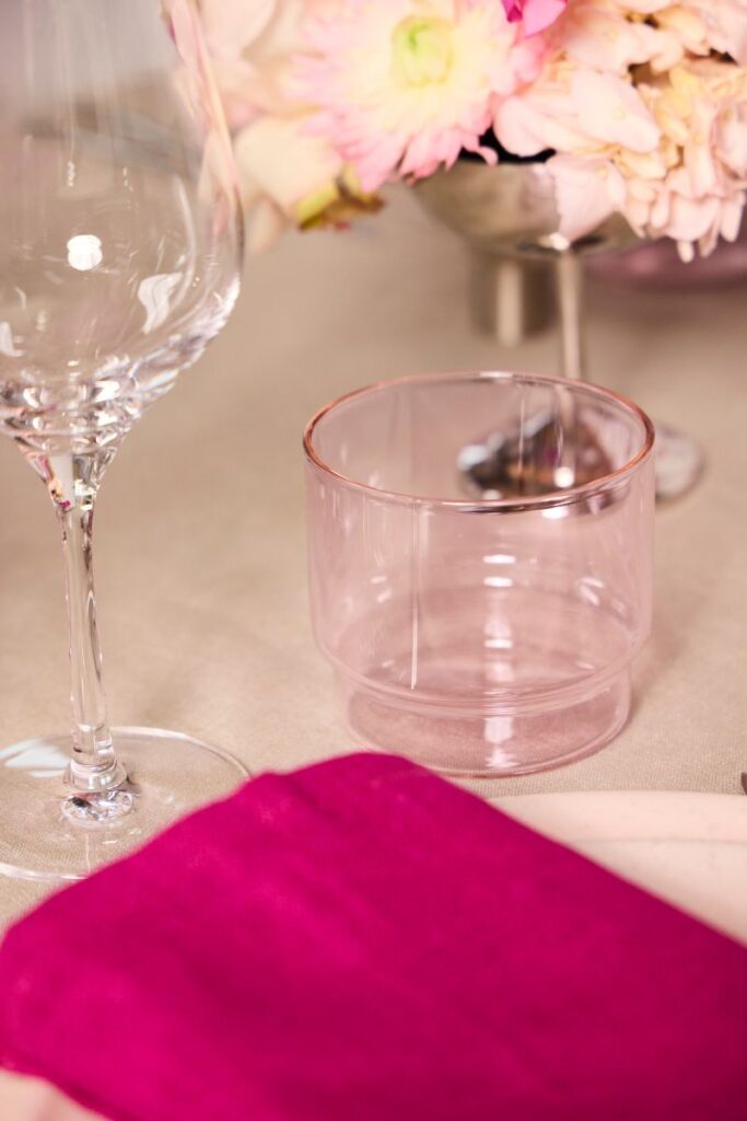 pink vandglas på borddækning til konfirmation