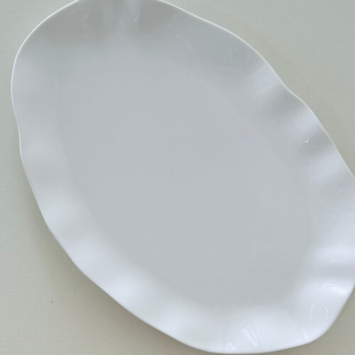 Serveringsfad i hvidt porcelæn i organiske form