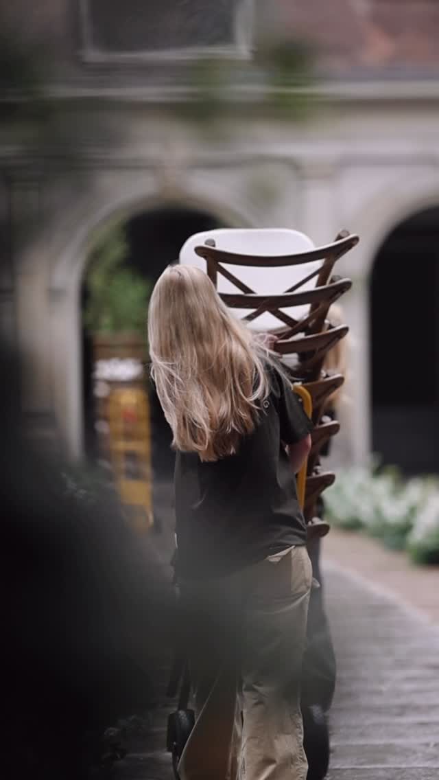 5.7.2025 var en helt forglemmelig dag på @kunsthalcharlottenborg sammen med @larsjonflorist og @christelwinther_wedding_events forvandlede vi pladsen til den smukkeste vielse💍 
5 min efter vielsen var slut åbnede himmelen sig🌂
Det hele var så smukt💫 
Video af @joelleblok 
<><><><><><><>
#bryllup #bryllupsinspiration #borddækning #tablesettingdk  #tablesetting #serviceudlejning #vielse #udendørsvielse