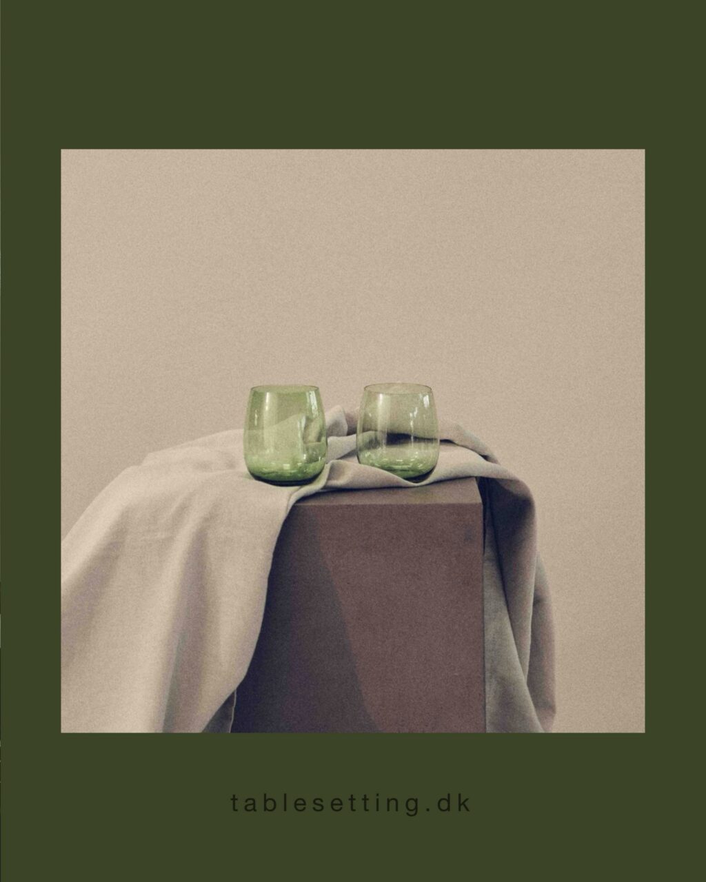 Konfirmationssæsonen er så småt ved at være slut for i år, og vi har været med til mange flotte bordopdækninger undervejs. ✨ 
Til denne konfirmation var de grønne glas med til at samle hele bordet og tilføje lidt ekstra til opdækningen. Det er ofte de små detaljer, der gør forskellen.💚🌿

<><><><><><><>
#konfirmation #serviceudlejning #event #firmaevent #bryllup