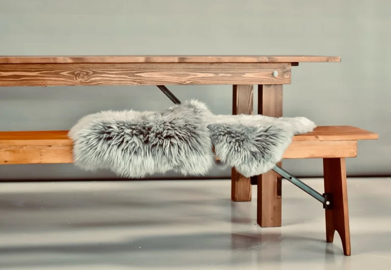 Skal der være mange omkring bordet og ønsker i en mere afslappet stemning til jeres arrangement? Så er vores bord-bænkesæt perfekt til jer! Det passer perfekt både til den store firmafest eller til den hyggelige havefest ✨🤍
Find mere inspiration på vores hjemmeside. Link i bio🔗
.
.
.
.
.
<><><><><>
#borddækning #serviceudlejning #bordbænkesæt #firmafest #havefest