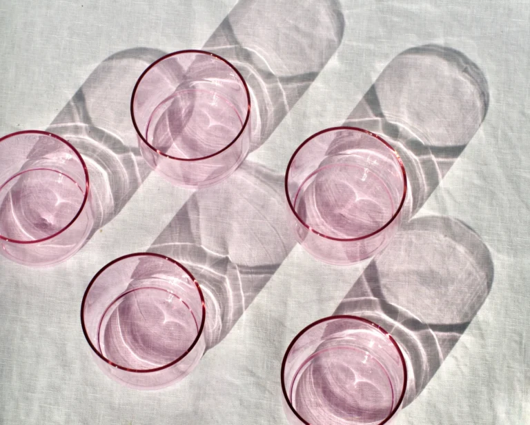 Et lille spotlight på vores pink vandglas.🌸

Et enkelt og minimalistisk design med en fin rosa farve, der giver glasset et cool og sofistikeret udtryk. Den afrundede base og rene form gør det til en lille detalje, der sagtens kan få lov til at stå alene.

Ø8 cm x H7 cm
.
.
.
.
.
📸: @lisa_winther_ 
<><><><><>
#serviceudlejning #pink #lyserødeglas #borddækning #firmafest
