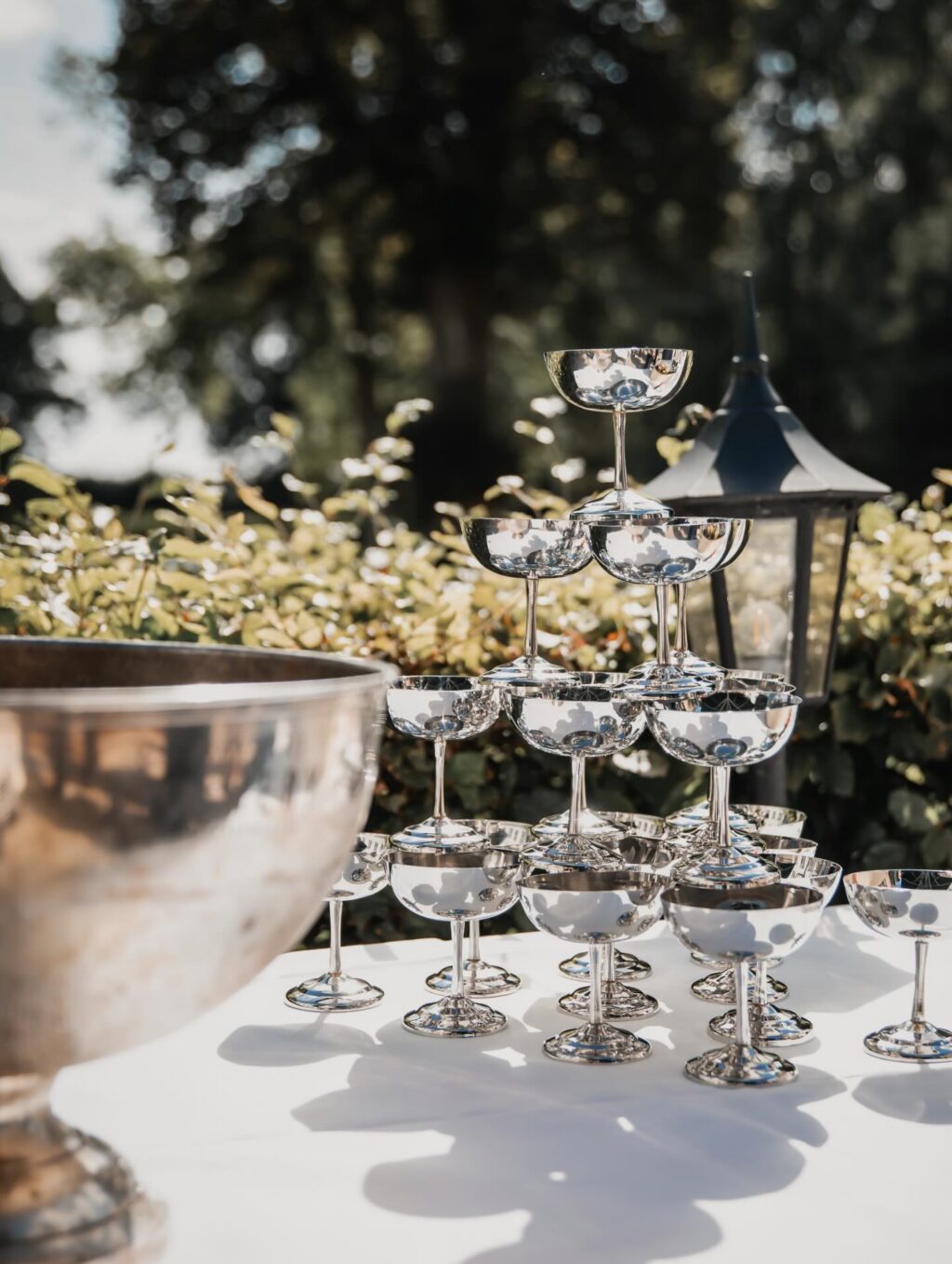 Så er det snart den tid på året.✨ Bryllupper, store øjeblikke, lange aftener og borde, der samler folk. 💍

<><><><><><><>
#wedding #bryllup #serviceudlejning #tablesetting #bryllup2026