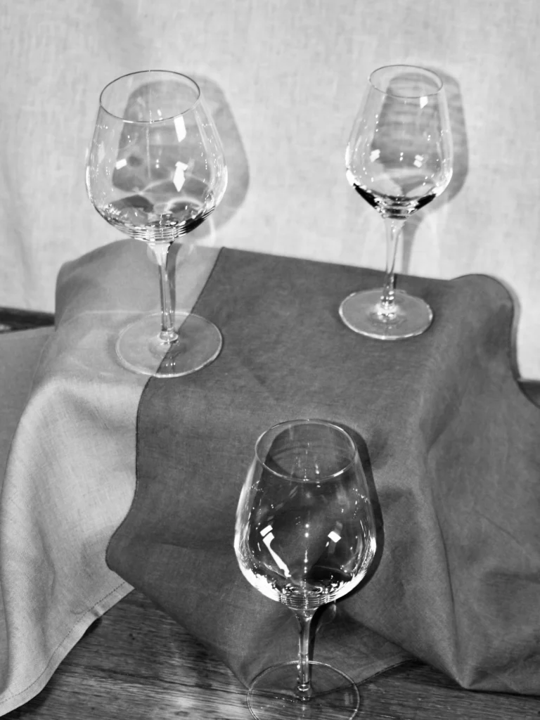 Vores Stölzle vinglas i krystal giver en helt perfekt vinoplevelse til jeres fest og samtidig et flot enkelt look til bordet. ✨

Varianter: 
Hvidvinsglas 35 cl

Rødvinsglas 48 cl.

Bordeaux 64,5 cl.

Champagneglas 26,5 cl.

Vandglas 36 cl.

Bourgogne 64,5 cl. 
.
.
.
📸 @lisa_winther_ 
<><><><><>
#vinglas #serviceudlejning #krystalvinglas #firmaevent #event