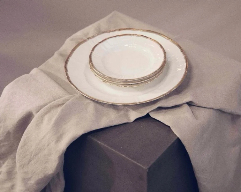 Vintage stel er kommet for at blive.🍴Vi har samlet et stort udvalg af forskellige stel, så der er lidt til enhver stil og anledning. Fra det klassiske og romantiske til det mere farverige og personlige, vi har lidt af hvert. ✨

Produkter på billederne:
- Vintage sølv bestik 
- Flora vintage stel 
- Blå vintage stel
- Guldkant vintage stel 

Hop ind på vores hjemmeside tablesetting.dk og se hele udvalget 🤍
.
.
.
.
<><><><><>
#vintage #serviceudlejning #vintagestel #tablesettingdk #sølvbestik