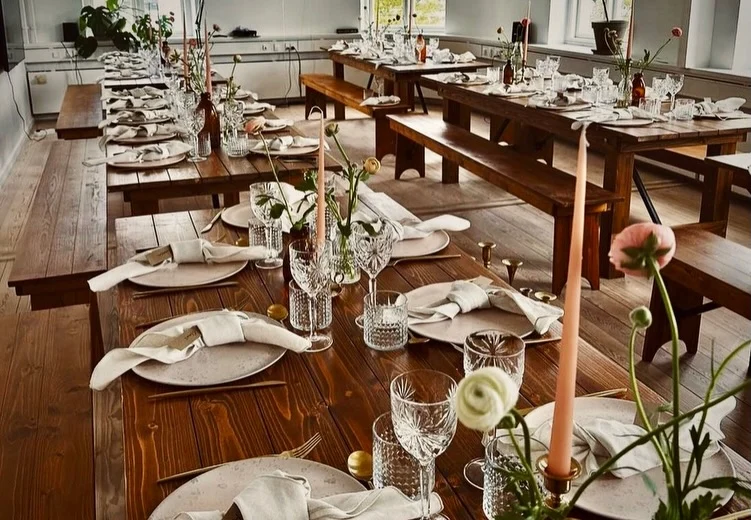 Skal der være mange omkring bordet og ønsker i en mere afslappet stemning til jeres arrangement? Så er vores bord-bænkesæt perfekt til jer! Det passer perfekt både til den store firmafest eller til den hyggelige havefest ✨🤍
Find mere inspiration på vores hjemmeside. Link i bio🔗
.
.
.
.
.
<><><><><>
#borddækning #serviceudlejning #bordbænkesæt #firmafest #havefest