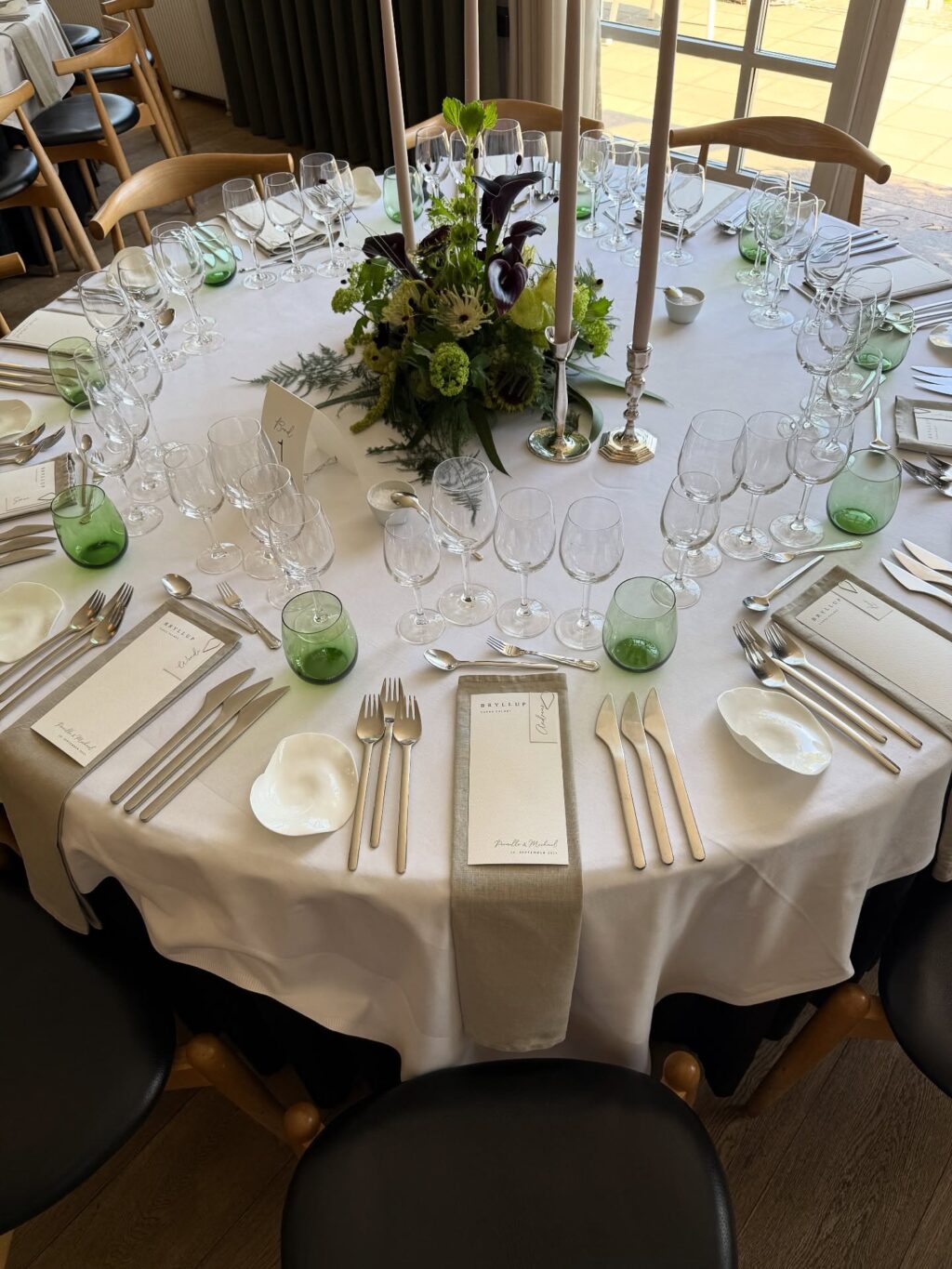 I Lørdags var vi på @varna.aarhus og dække op til bryllup sammen @plentyflowers_ 
Smuk location, smukke blomster og smuk borddækning💫 
#borddækningsinspiration #serviceudlejning #bryllup #varna #bryllupsinspiration