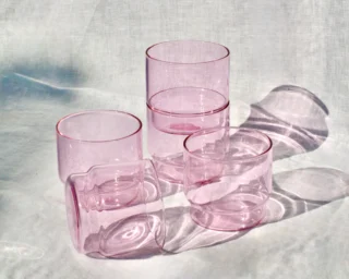 Et lille spotlight på vores pink vandglas.🌸

Et enkelt og minimalistisk design med en fin rosa farve, der giver glasset et cool og sofistikeret udtryk. Den afrundede base og rene form gør det til en lille detalje, der sagtens kan få lov til at stå alene.

Ø8 cm x H7 cm
.
.
.
.
.
📸: @lisa_winther_ 
<><><><><>
#serviceudlejning #pink #lyserødeglas #borddækning #firmafest