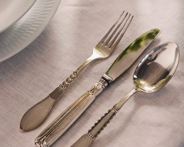 Vintage stel er kommet for at blive.🍴Vi har samlet et stort udvalg af forskellige stel, så der er lidt til enhver stil og anledning. Fra det klassiske og romantiske til det mere farverige og personlige, vi har lidt af hvert. ✨

Produkter på billederne:
- Vintage sølv bestik 
- Flora vintage stel 
- Blå vintage stel
- Guldkant vintage stel 

Hop ind på vores hjemmeside tablesetting.dk og se hele udvalget 🤍
.
.
.
.
<><><><><>
#vintage #serviceudlejning #vintagestel #tablesettingdk #sølvbestik