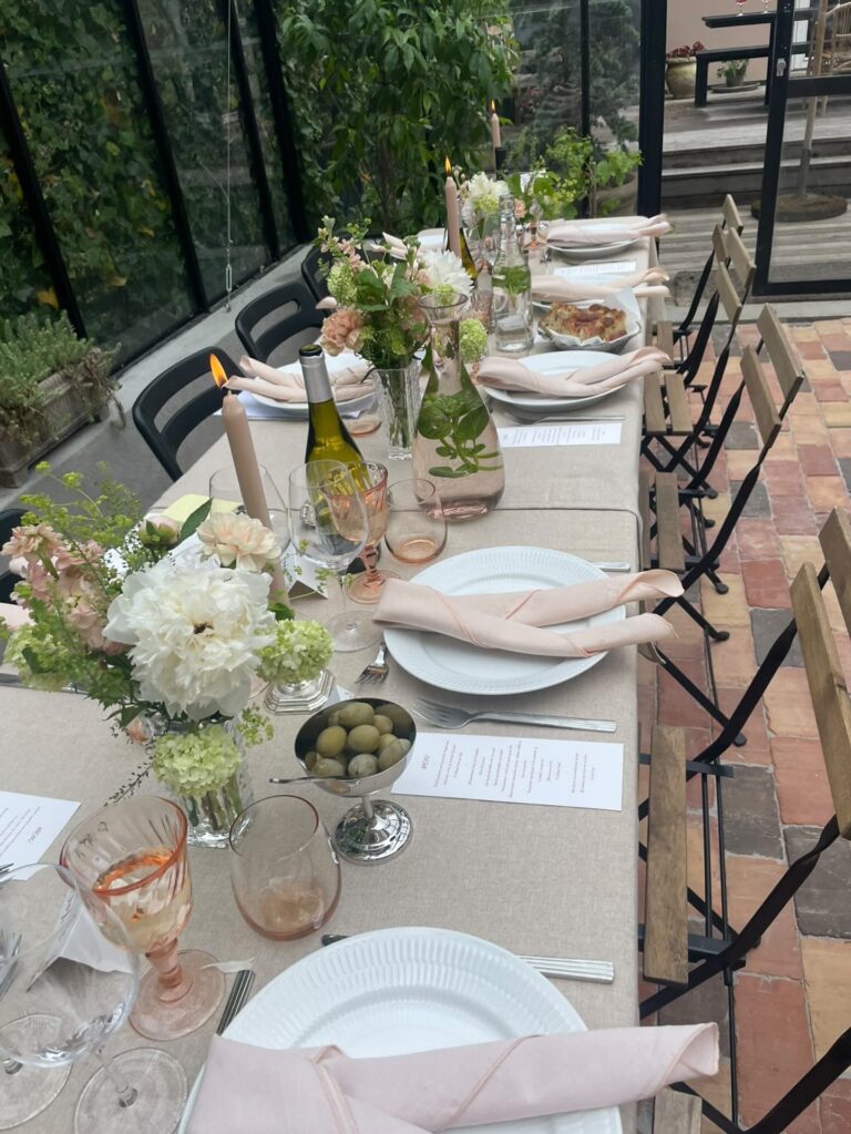 Endnu en smuk konfirmation til inspiration🌸🌸 Vi får allerede henvendelser på 2026, så kontakt os endelig🩷 
#borddækning #konfirmation #tablesetting