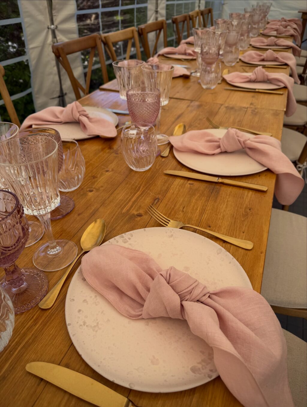 En konfirmation dækket op med pink nuancer, smukke glas og gyldent bestik ✨🌸

<><><><><><>
#konfirmation #konfirmation2026 #tablesetting #serviceudlejning #pink