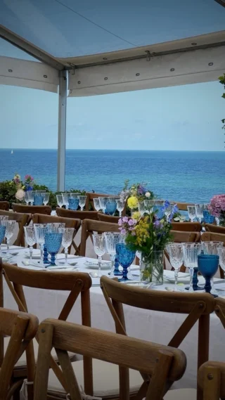 Nu når vinteren lige så stille nærmer sig, drømmer vi os tilbage til denne smukke opdækning på @helenekildebadehotel sidste år💙🌊 
Blomster: @larsjonflorist 
.
.
.
.
.
📸 @lisa_winther_ 
<><><><><>
#somemrfest #bryllup #helenekildebadehotel #serviceudlejning