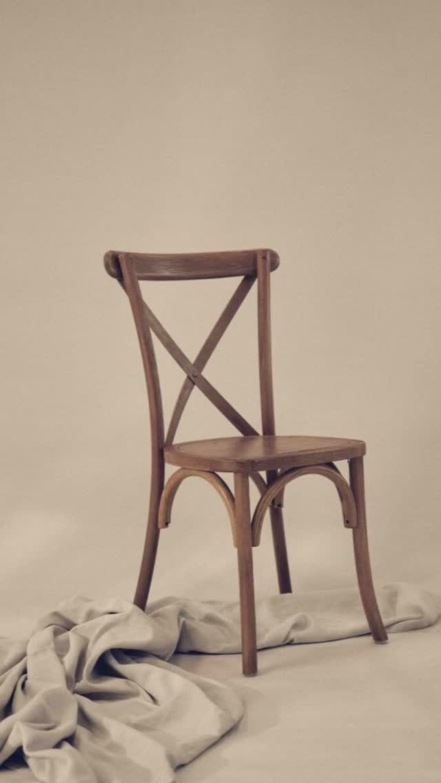 Cross Back stole, der passer perfekt til bryllupper, firmaevents, studentergilder, havefester og andre store fejringer. Et klassisk og elegant look, der løfter hele bordopdækningen. Og ja, der medfølger selvfølgelig en flot lys pude, når du lejer stolene. 🤍

<><><><><><><><><>
#firmafest #firmaevent #eventudlejning #bryllup #havefest