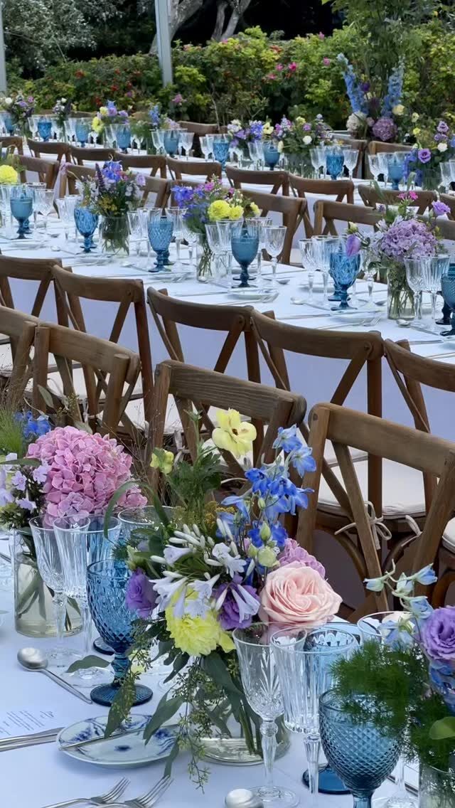 Sommeren er lige om hjørnet, og det betyder fester, arrangementer og lange aftner. 🌅 Hvis du planlægger noget, er det en god idé at få styr på detaljerne i god tid, især borddækningen. 🍽️ Vi hjælper med at skabe et setup, der passer til din fest og gør det hele lidt mere gennemført.✨

——————

💐 @larsjonflorist 

<><><><><><><>
#sommer #sommerfest #konfirmation #bryllup #tablesetting