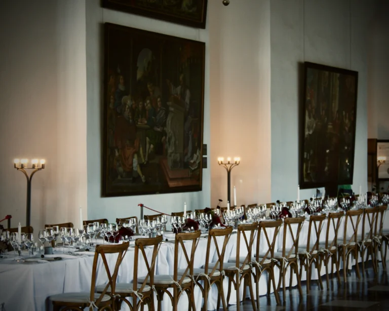 Lidt flere stemningsbilleder fra et virkelig fint bryllup på Kronborg for nogle uger siden. 🍐🌹

🌹: @larsjonflorist 
📍: @kronborgslot @marienlyststrandhotel 
.
.
.
.
.
📸: @lisa_winther_ 
<><><><><>
#bryllup #serviceudlejning #kronborg #event #bordopdækning