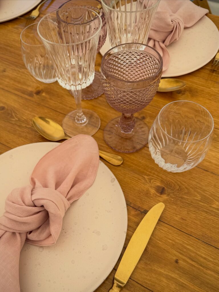 En konfirmation dækket op med pink nuancer, smukke glas og gyldent bestik ✨🌸

<><><><><><>
#konfirmation #konfirmation2026 #tablesetting #serviceudlejning #pink