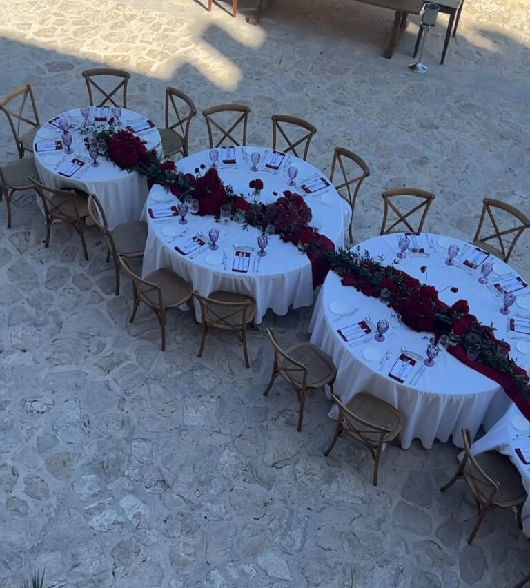 MALLORCA
Vi leverede costumized servietter og glas til dette smukke bryllup på Mallorca. @larsjonflorist @christelwinther_wedding_events 
The wedding of our dreams❤️