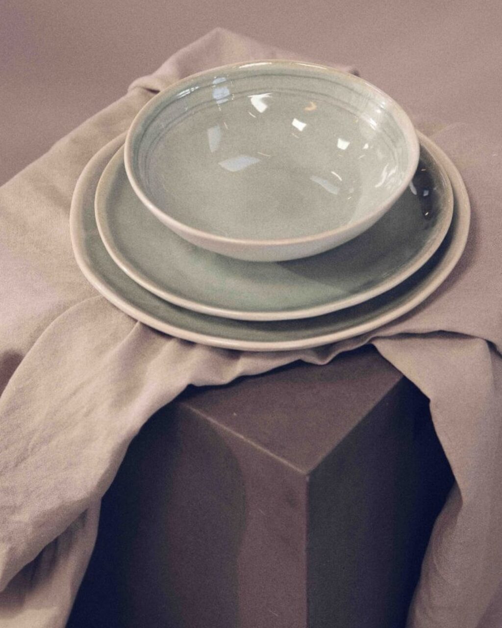 Vores SAGE stel giver et roligt og naturligt udtryk til bordet med sine dæmpede grønne nuancer og enkle formsprog. Det er et stel, der skaber en afslappet, men stadig gennemført stemning. 🌿

Farven gør det nemt at style bordet med alt fra hvide blomster til mere varme og jordnære toner, og det fungerer i mange forskellige setups. Et stel der føles roligt, moderne og bare spiller på bordet.

Varianter:
	•	Middagstallerken
	•	Forretstallerken
	•	Desserttallerken
	•	Skål
	•	Sidetallerken

<><><><><><><><>
#tablesetting #borddækning #serviceudlejning