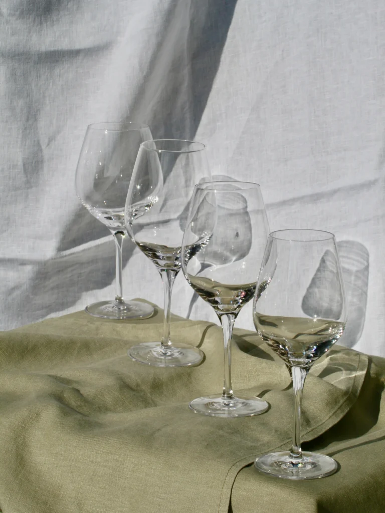 Vores Stölzle vinglas i krystal giver en helt perfekt vinoplevelse til jeres fest og samtidig et flot enkelt look til bordet. ✨

Varianter: 
Hvidvinsglas 35 cl

Rødvinsglas 48 cl.

Bordeaux 64,5 cl.

Champagneglas 26,5 cl.

Vandglas 36 cl.

Bourgogne 64,5 cl. 
.
.
.
📸 @lisa_winther_ 
<><><><><>
#vinglas #serviceudlejning #krystalvinglas #firmaevent #event