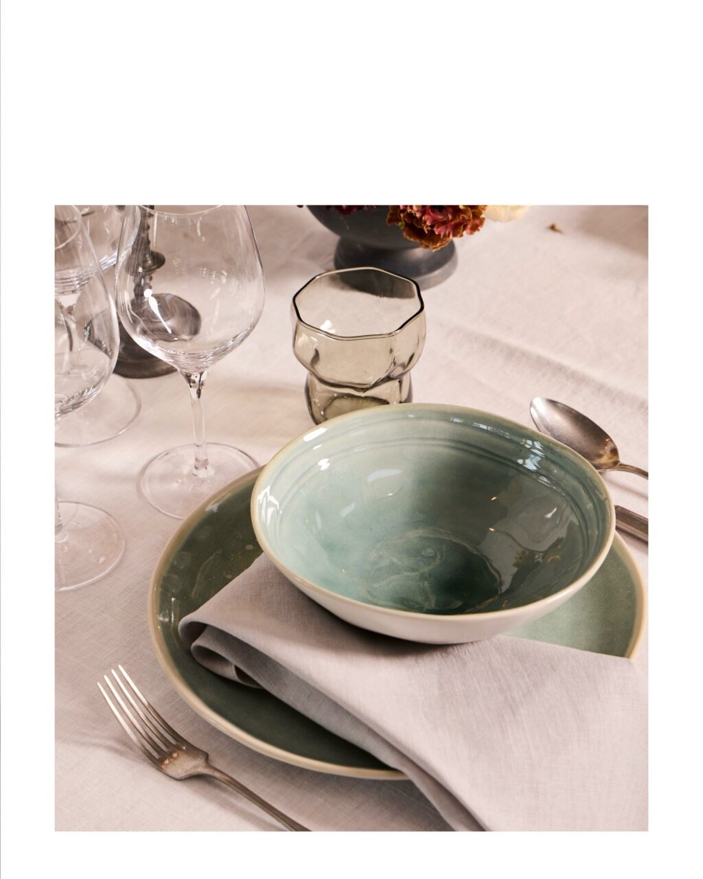 Vores SAGE stel giver et roligt og naturligt udtryk til bordet med sine dæmpede grønne nuancer og enkle formsprog. Det er et stel, der skaber en afslappet, men stadig gennemført stemning. 🌿

Farven gør det nemt at style bordet med alt fra hvide blomster til mere varme og jordnære toner, og det fungerer i mange forskellige setups. Et stel der føles roligt, moderne og bare spiller på bordet.

Varianter:
	•	Middagstallerken
	•	Forretstallerken
	•	Desserttallerken
	•	Skål
	•	Sidetallerken

<><><><><><><><>
#tablesetting #borddækning #serviceudlejning