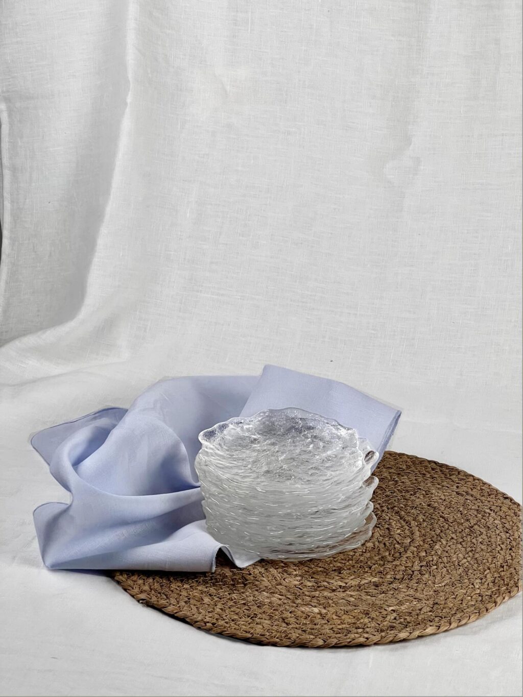 Præsenter din kage på en enkel og smuk måde med vores Base sidetallerken. ✨ Glas tallerkenen har en smuk, ujævn overflade for et naturligt udtryk og er en perfekt måde at servere din bryllups- eller konfirmationskage til dine gæster.

<><><><><><><><>
#borddækning #tablesetting #konfirmation #bryllup #glassplate