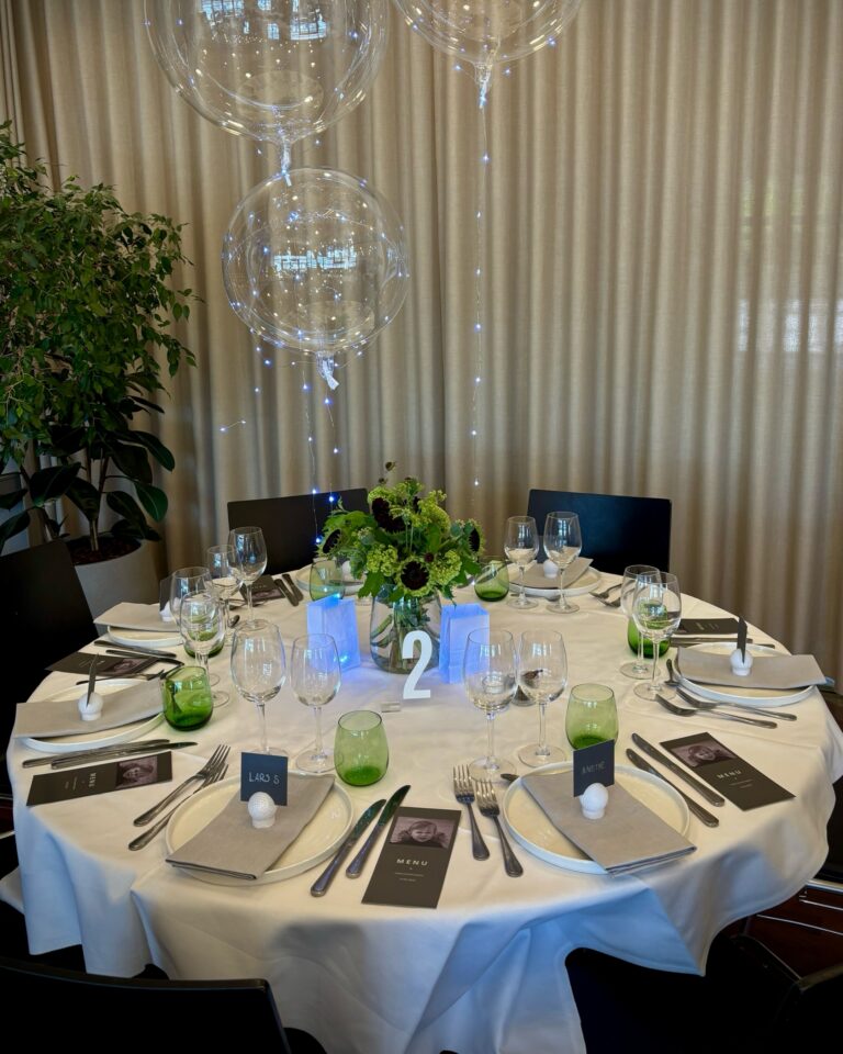 Konfirmationssæsonen er så småt ved at være slut for i år, og vi har været med til mange flotte bordopdækninger undervejs. ✨ 
Til denne konfirmation var de grønne glas med til at samle hele bordet og tilføje lidt ekstra til opdækningen. Det er ofte de små detaljer, der gør forskellen.💚🌿

<><><><><><><>
#konfirmation #serviceudlejning #event #firmaevent #bryllup