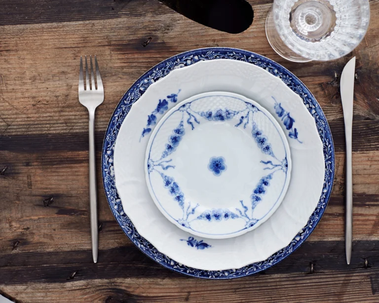 Vintage stel er kommet for at blive.🍴Vi har samlet et stort udvalg af forskellige stel, så der er lidt til enhver stil og anledning. Fra det klassiske og romantiske til det mere farverige og personlige, vi har lidt af hvert. ✨

Produkter på billederne:
- Vintage sølv bestik 
- Flora vintage stel 
- Blå vintage stel
- Guldkant vintage stel 

Hop ind på vores hjemmeside tablesetting.dk og se hele udvalget 🤍
.
.
.
.
<><><><><>
#vintage #serviceudlejning #vintagestel #tablesettingdk #sølvbestik
