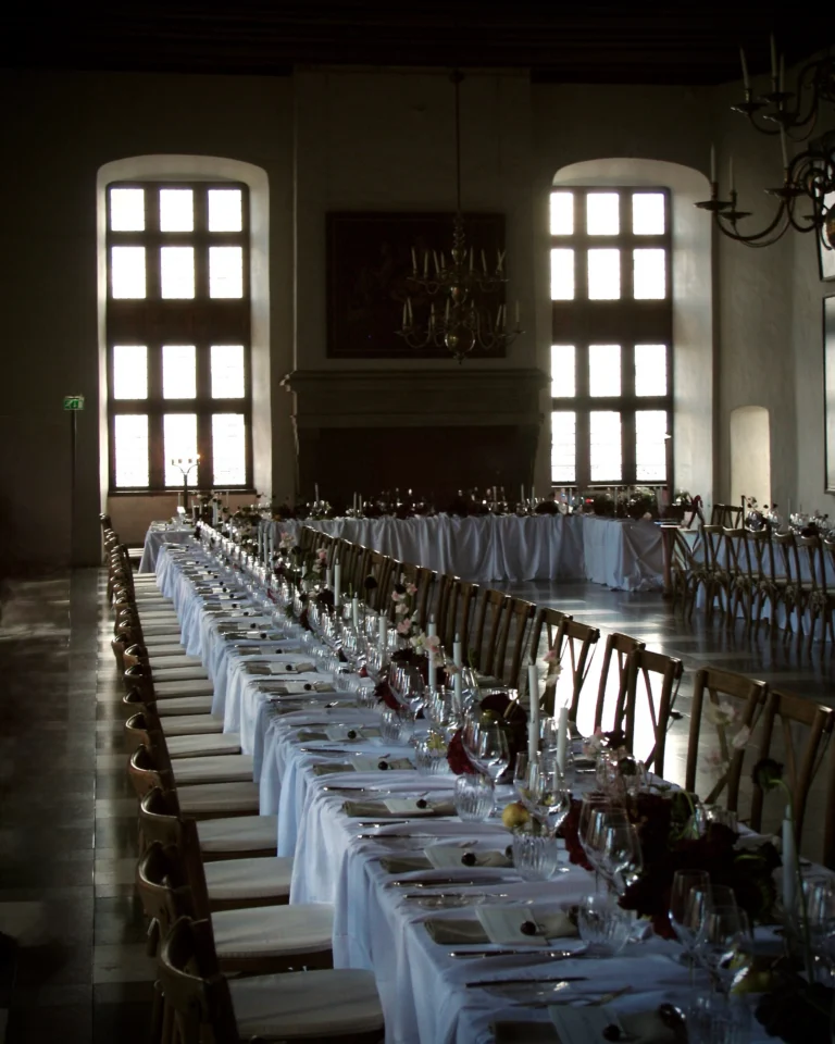 Stemningsfuld opdækning på Kronborg Slot i en moderne renæssancestil, som passer lige ind i de smukke omgivelser ✨🏰

Blomster fra dygtige @larsjonflorist 🍐
Lokation @kronborgslot @marienlyststrandhotel 
.
.
.
.
.
📸: @lisa_winther_ 
<><><><><>
#bordopdækning #bryllup #kronborgslot #serviceudlejning #event