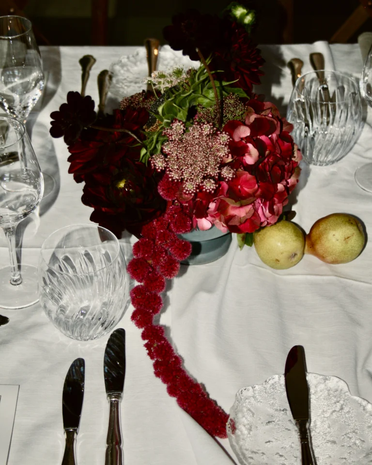 Stemningsfuld opdækning på Kronborg Slot i en moderne renæssancestil, som passer lige ind i de smukke omgivelser ✨🏰

Blomster fra dygtige @larsjonflorist 🍐
Lokation @kronborgslot @marienlyststrandhotel 
.
.
.
.
.
📸: @lisa_winther_ 
<><><><><>
#bordopdækning #bryllup #kronborgslot #serviceudlejning #event