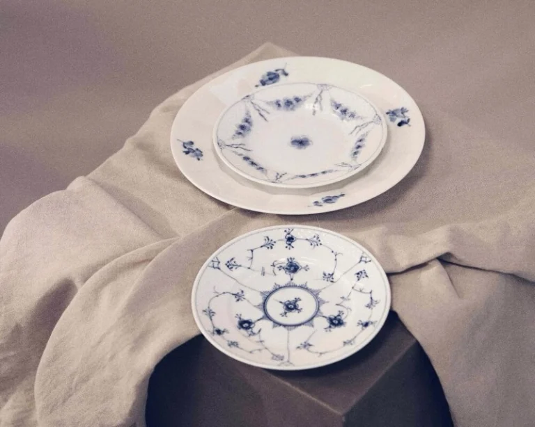 Vintage stel er kommet for at blive.🍴Vi har samlet et stort udvalg af forskellige stel, så der er lidt til enhver stil og anledning. Fra det klassiske og romantiske til det mere farverige og personlige, vi har lidt af hvert. ✨

Produkter på billederne:
- Vintage sølv bestik 
- Flora vintage stel 
- Blå vintage stel
- Guldkant vintage stel 

Hop ind på vores hjemmeside tablesetting.dk og se hele udvalget 🤍
.
.
.
.
<><><><><>
#vintage #serviceudlejning #vintagestel #tablesettingdk #sølvbestik