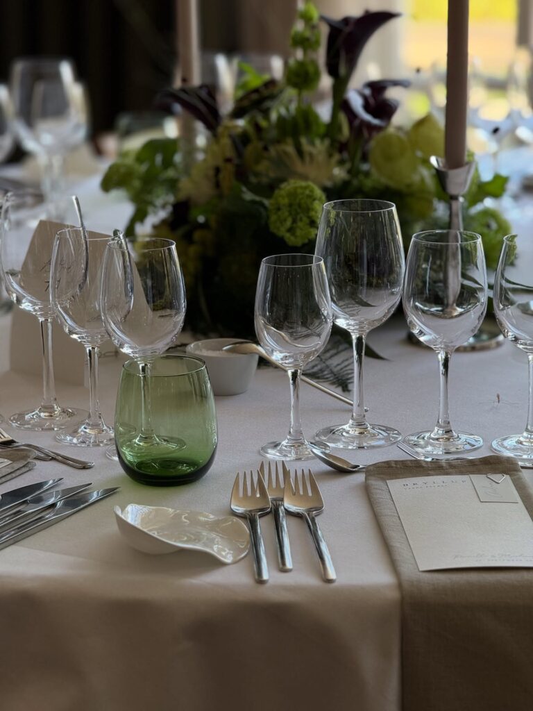 I Lørdags var vi på @varna.aarhus og dække op til bryllup sammen @plentyflowers_ 
Smuk location, smukke blomster og smuk borddækning💫 
#borddækningsinspiration #serviceudlejning #bryllup #varna #bryllupsinspiration